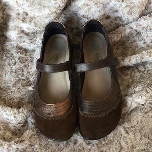 Naot sz 37 brown suede Mary Janes